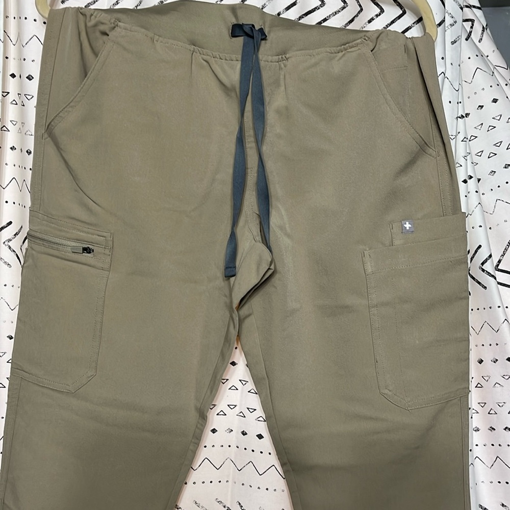 FIGS Yola Skinny-Leg Scrub Pants - Latte